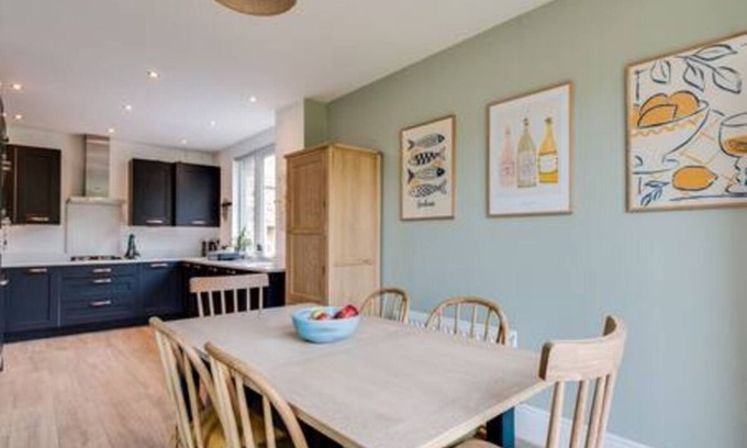 Oxford House | Family-Friendly Getaway - Garden, Parking Sleeps 8