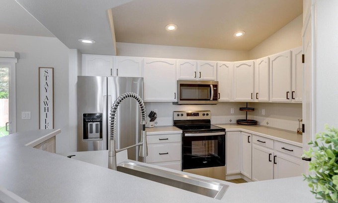 Caldwell House | Family friendly guest home - 5-min to CofI and fairgrounds (sleeps 6)