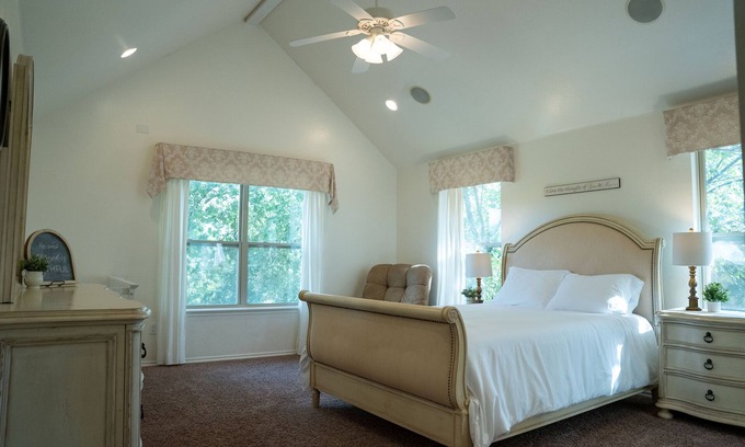 Guthrie House | Family Friendly Haven on 10 Acres