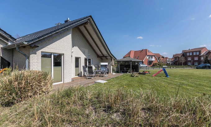 Busum House | Family-Friendly "House Emmi" Near the Beach with Garden, Terrace & Wi-Fi