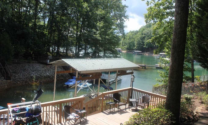 Seneca House | Family friendly Lake Keowee water front home in great location for Clemson games