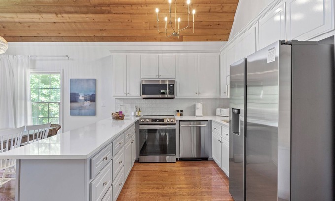 Eatonton House | Family Friendly Lake Sinclair Getaway - kayaks and fire pit