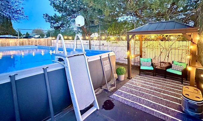 Grant County House | Family Friendly- Lake Views, Kayaks, Pool, 2 Hot Tubs, Saunas - NO parties