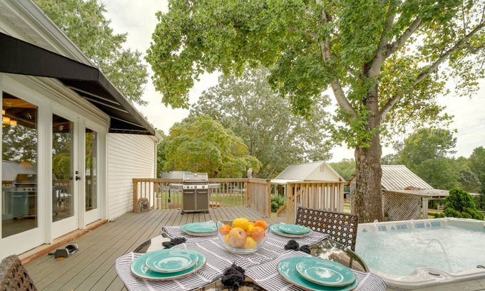 Landrum House | Family-Friendly Landrum Farmhouse: Deck & Swim Spa