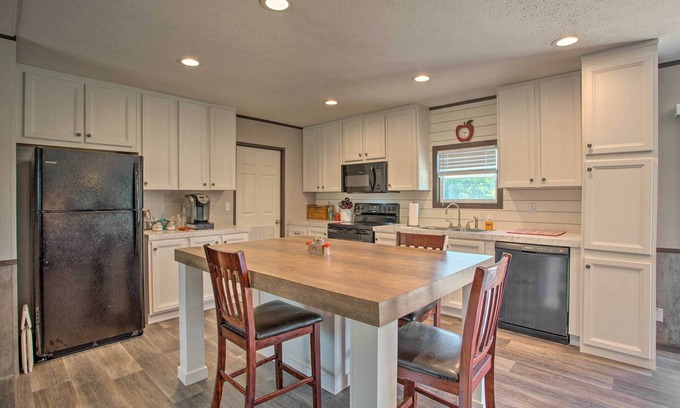 Madill House | Family-Friendly Madill Home: Peaceful Setting