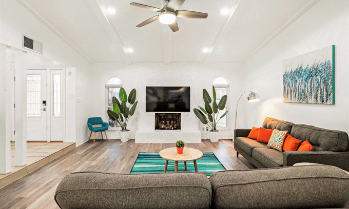 Plano House | Family Friendly, Nice Backyard, King Bed, Games, Cornhole, Grill, Foosball