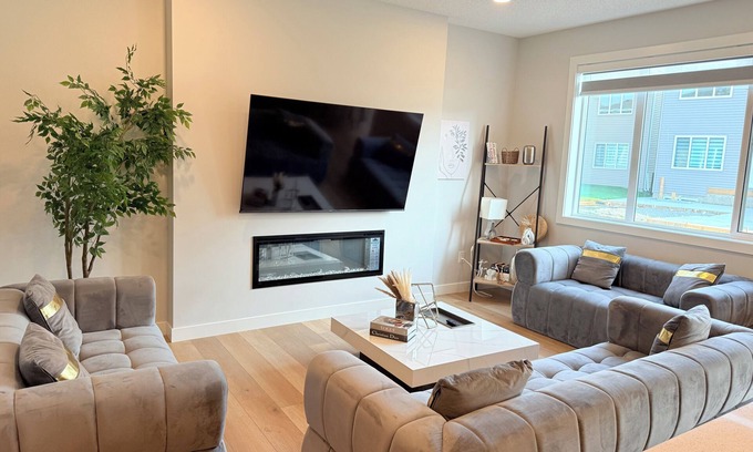 Southeast Edmonton House | Family Friendly| Spacious|King Bed| Wifi|Sleeps 12