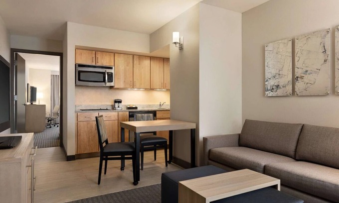 Spruce Hill Hotel | Family Friendly UPenn Proximity: Free Breakfast & Comfy Suites with Full Kitchen