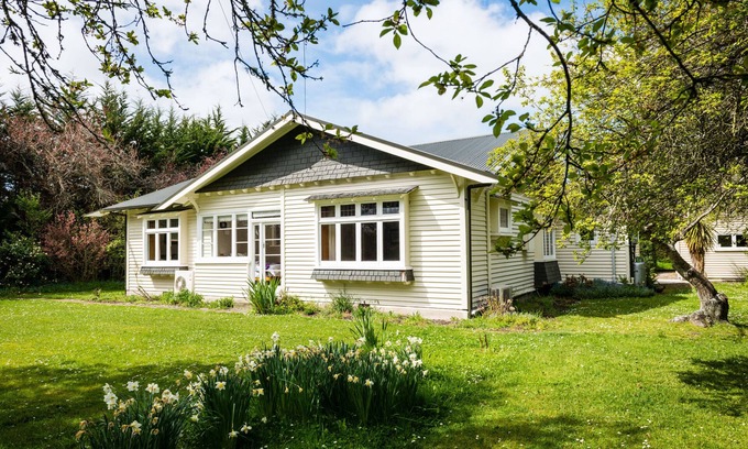Ohoka House | Family-friendly, well-equipped, spacious country house,garden and Fibre Internet