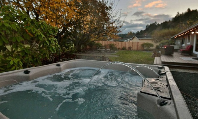 Port Angeles East House | Family Friendly, wi-fi & hot tub