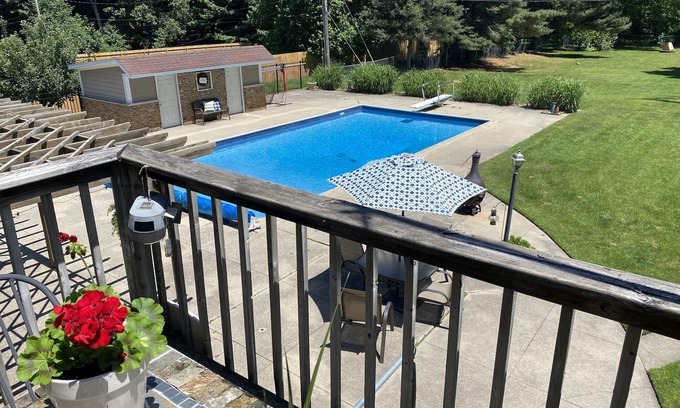 Mishawaka House | Family Fun, Clean Home with POOL. Perfect Notre Dame weekend destination!