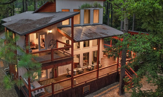 Pickens Cabin | Family FUN Paradise:Treehouse,Daybed,Arcade!