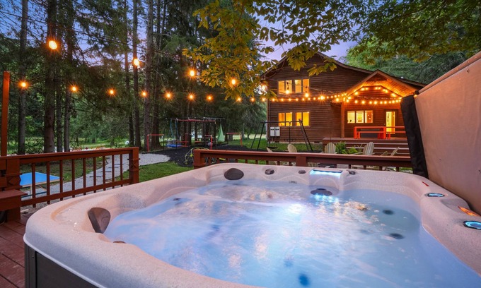 South Bloomingville Cabin | Family Fun Cabin on 58 acres | Pickleball, Hot Tub