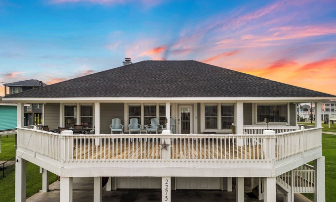 Crystal Beach House | Family Getaway! 1 Min to Beach . King Bed . Rec Room . Elevator . Serene Area