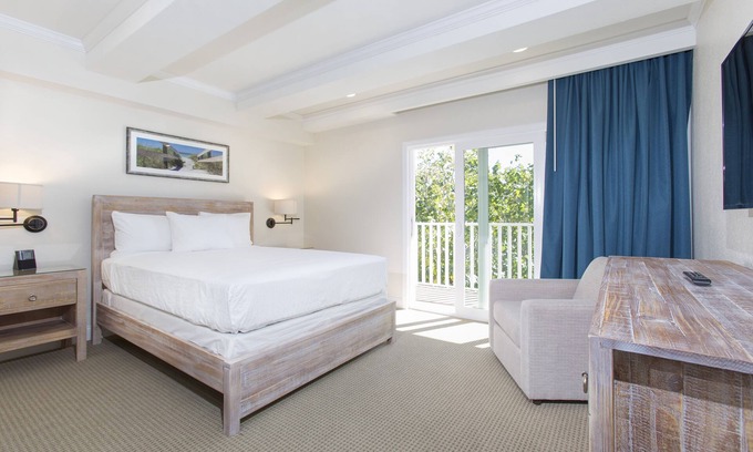 Indian Shores Hotel | Family Getaway! 2 Awesome Units, Pool, Fishing, Bbq Facilities