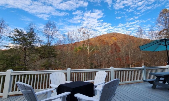 Blairsville Cottage | *FAMILY GETAWAY*Deck/Firepit/HOT TUB & Fireplace