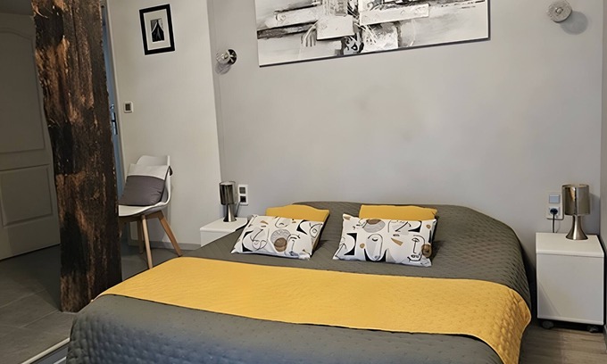 Neuville-de-Poitou Bed & Breakfast | Family Guest Room Near Futuroscope – Breakfast Included, Shared Pool