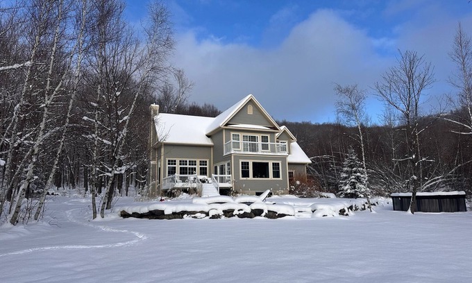 Shefford Ski Chalet | Family home in beautiful forested mountain on serene lake