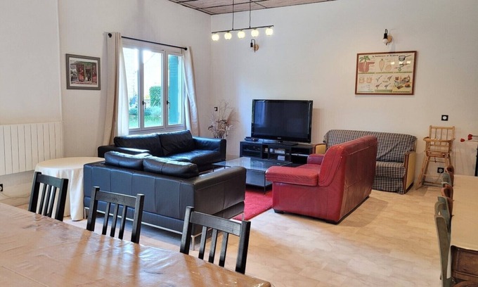 Souppes-sur-Loing House | Family home sleeps 10, 1 hour from Paris