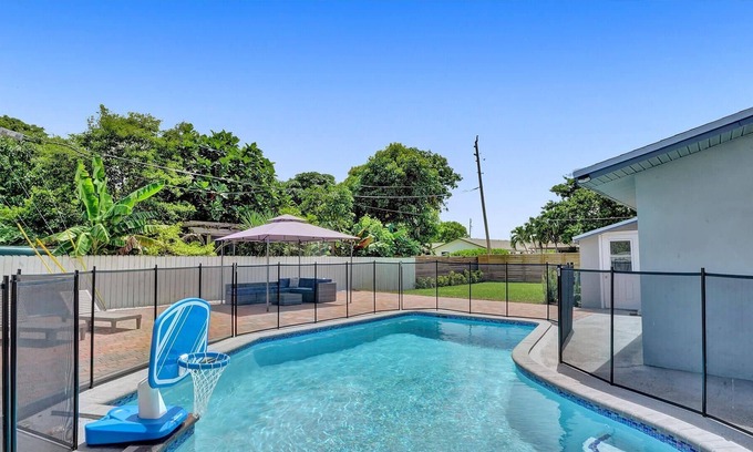 Sandalfoot Cove House | Family Home with Pool & BBQ in Pompano
