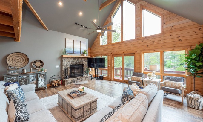 North Glade Hills House | Family Lake Retreat w/Fire Pit & Hot Tub