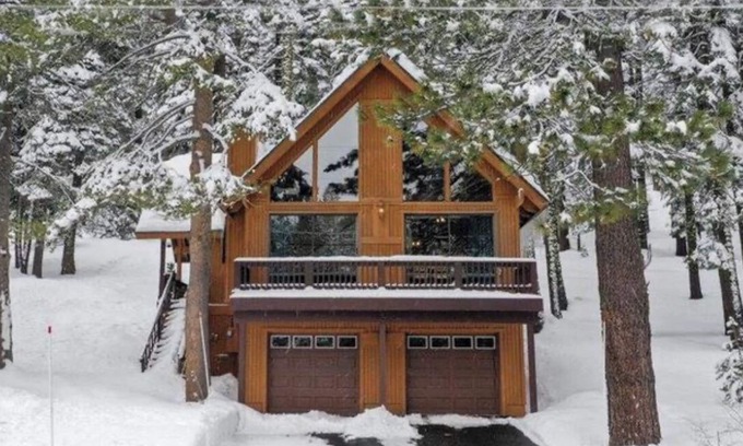 Truckee Ski Chalet | Family Mountain Chalet, Backs to Open Space, Monthly Rental, WiFi & Work Space