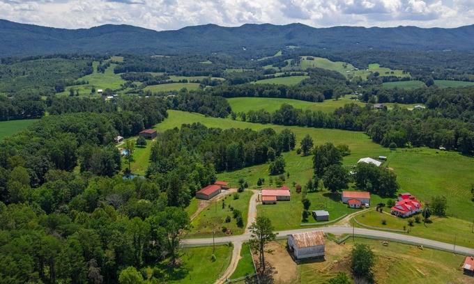 Greeneville Apartment | Family oriented and equipped with all of the essentials needed to relax