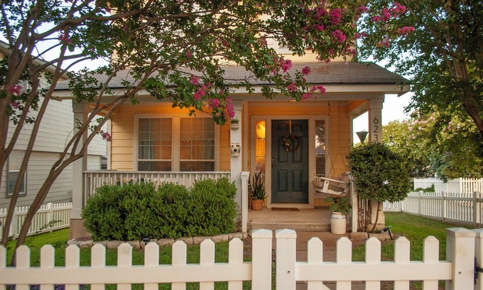 Kyle House | Family/Pet Friendly 3-bedroom Vintage Inspired house in Kyle