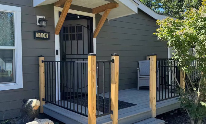 Deer Park House | Family & Pet Friendly 3-bdrm house 15 min N of Spokane in Deer Park fenced yard