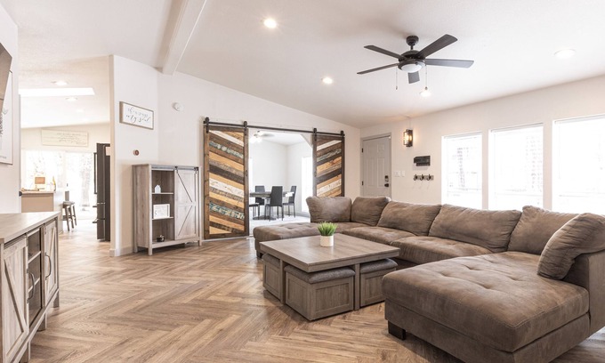 Pinetop-Lakeside Ski Chalet | Family & Pet Friendly! Playground, Gym & More! Near Lakes & Skiing!