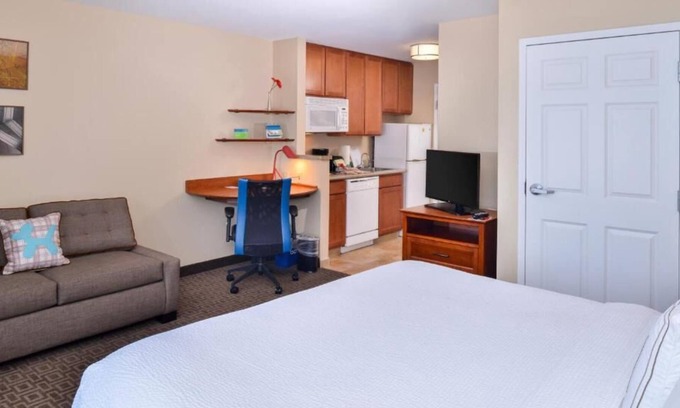 Thousand Oaks House | Family Reunion Lodging! 4 Units w/Full Kitchens, Banquet Hall, Pool