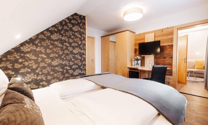 Seeboden Bed & Breakfast | Family room Eco garden view - Pension Linder