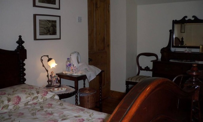 Lisnagunogue Bed & Breakfast | Family room-Ensuite with Bath-Garden view-1