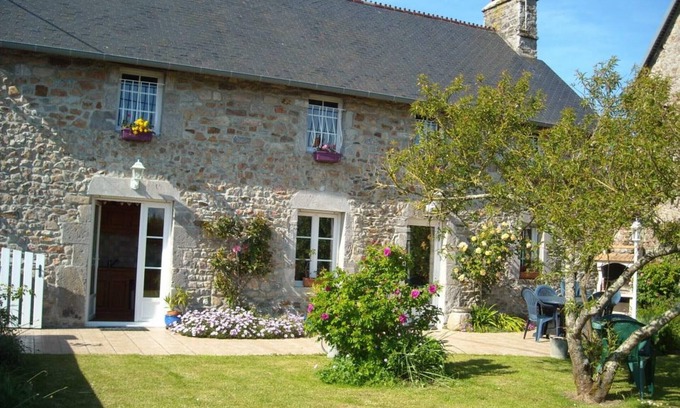 Orval sur Sienne Cottage | Family stone house with private garden, pets allowed