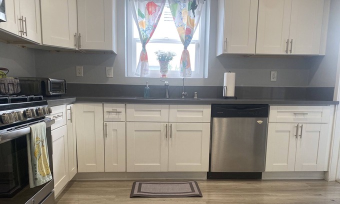 View Park-Windsor Hills House | Family Home. Bring the Dog!