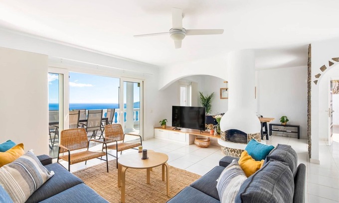 Santa Cruz de Tenerife Villa | Family villa with private heated pool and ocean views