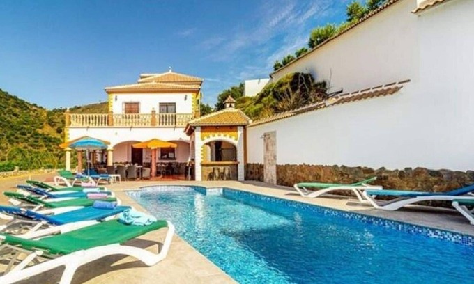 Sayalonga Villa | Family Villa with Terrace