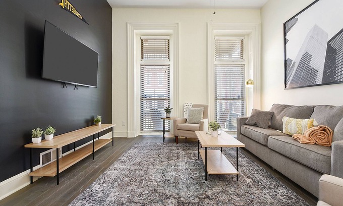 Manchester House | Fantastic 5 BR w/4x Off Street Parking - Sleeps 16