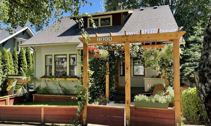 Lair Hill House | Fantastic Bungalow with Hot tub, Decks, Close to everything, modern and clean