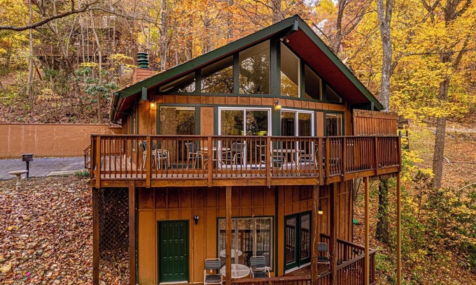 Chalet Village Ski Chalet | ❤Fantastic Fall⛰Hot Tub/Theater/5min to GSMNP/WiFi/Close to Gatlinburg
