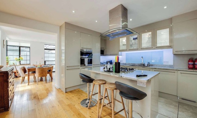 Portsmouth Apartment | Fantastic garden flat in a stylish Art Deco building Southsea