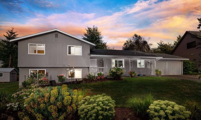 Aloha House | Fantastic Home in Cul-de-sac, Huge Yard, BBQ, New Kitchen, Ping Pong, 10 Miles to Downtown Portland