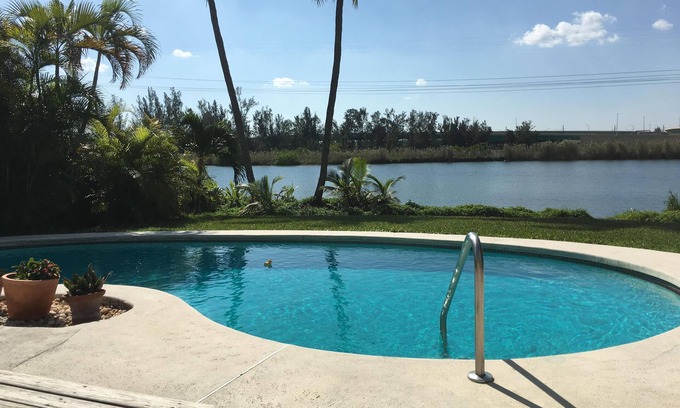 Broadview Park House | Fantastic Vacation House on Private Lake in Fort Lauderdale