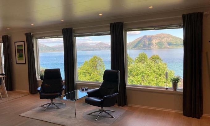 Tromvik House | Fantastic view, quiet and relaxing by the sea