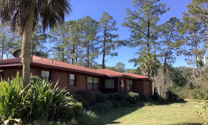 Live Oak House | Farm Stay 3 miles from Live Oak