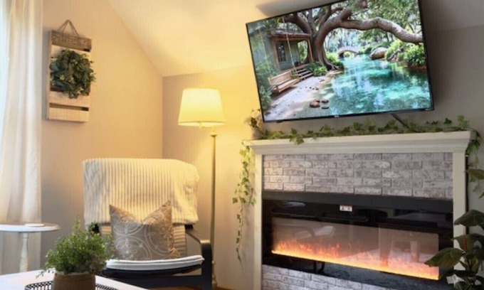 Anderson Other | Farm Stay Loft Apt | Sleeps 5