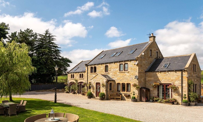 Ripley House | FARM VIEW HALL, pet friendly, with hot tub in Pateley Bridge
