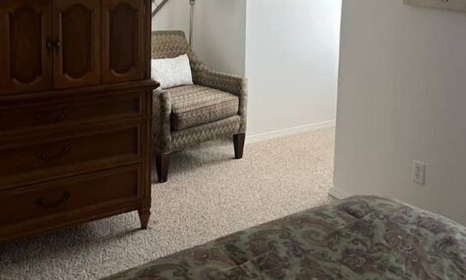 Springfield Condo | Farmers Park Getaway