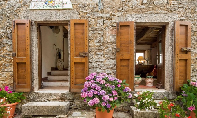 Castiglione d'Orcia Bed & Breakfast | Farmhouse - Country - House La Colombella Blue Room