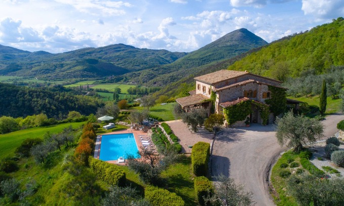 San Giovanni del Pantano House | Farmhouse in Umbria with private pool, sleeping up to 12 people.